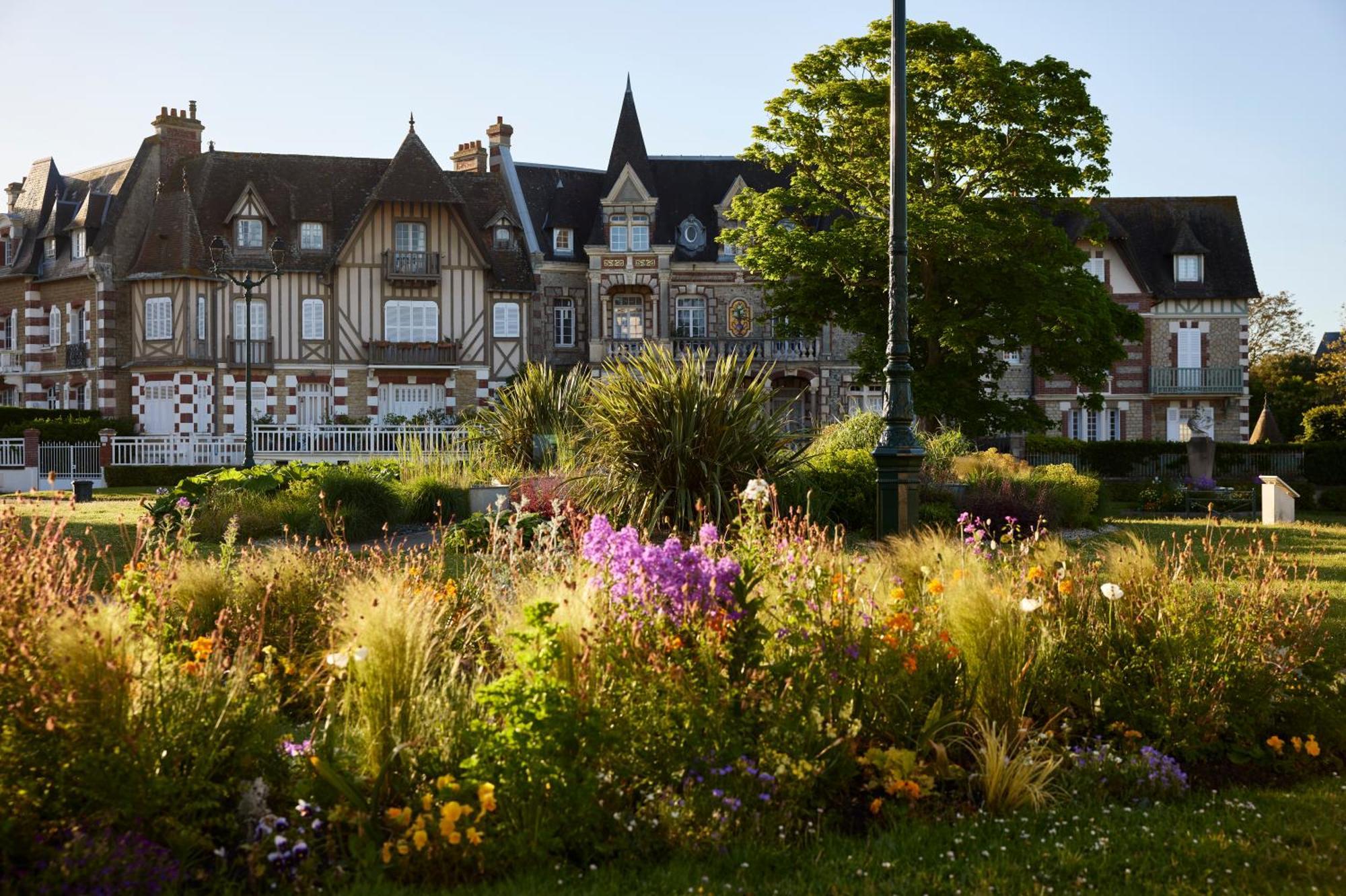 Le Grand Hotel De Cabourg - Mgallery Collection Bagian luar foto